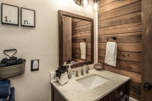 a bathroom with a sink and a mirror at Peak In The Pines in Ruidoso
