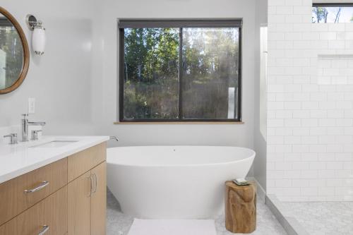 Bilik mandi di Modern Luxury Home with Hot Tub Near the Tetons Targhee and Jackson Hole