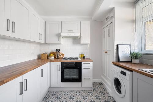 A cozinha ou kitchenette de Stylish 3 Bed with Outdoor space in Vibrant East London