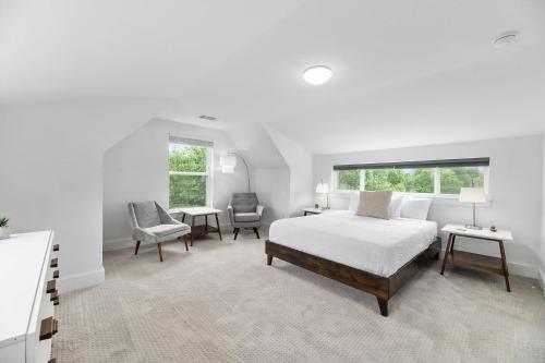 1 dormitorio blanco con 1 cama y 1 silla en East Side Marvel, en Austin