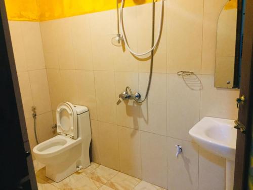 y baño con ducha, aseo y lavamanos. en Thalagala Oya Resort & Restaurant en Nuwara Eliya