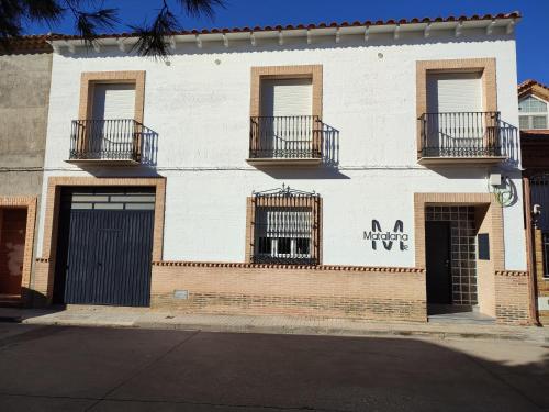 un edificio blanco con balcones en un lateral en Matallana 32, en Herencia