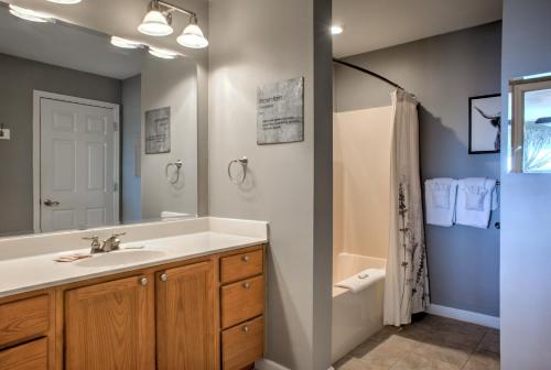 y baño con lavabo, bañera y ducha. en Carolina North by VCI Real Estate Services, en Beech Mountain