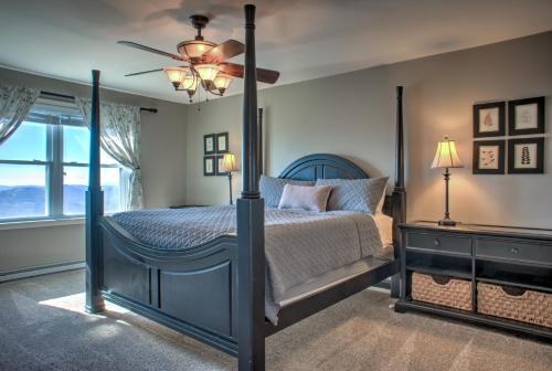 sypialnia z łóżkiem i wentylatorem sufitowym w obiekcie Carolina North by VCI Real Estate Services w mieście Beech Mountain