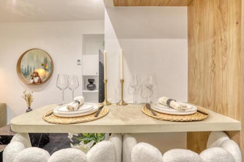 Zimmer mit einem Tisch mit Tellern und einem Spiegel in der Unterkunft Git le cœur in Paris