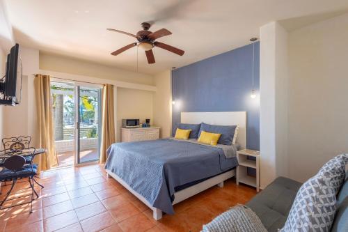 a bedroom with a bed and a ceiling fan at MariaMar Suites in San José del Cabo