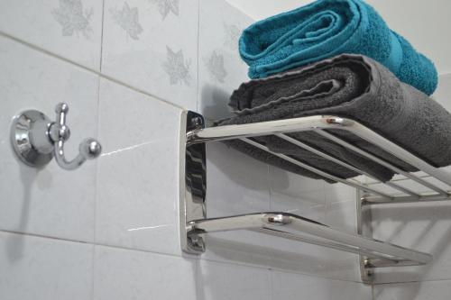 General Acha的住宿－SIME Depto Urbano，浴室毛巾架上的毛巾