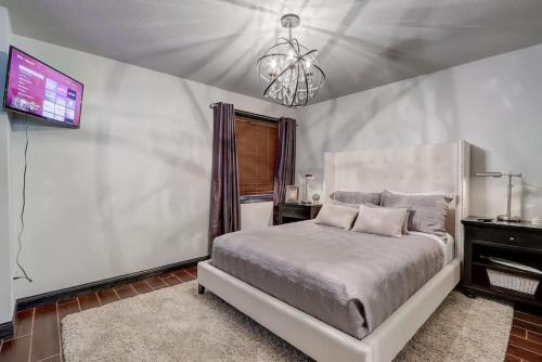 een slaapkamer met een bed en een flatscreen-tv bij Kates Place at Lighthouse Cove in Wisconsin Dells
