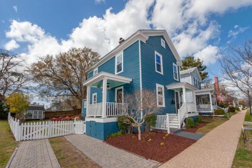a blue house with a white fence at Higgins Downtown Depot in New Bern