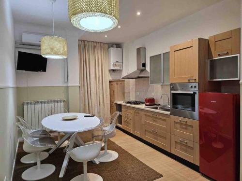 Η κουζίνα ή μικρή κουζίνα στο Lemon House in the center Pesante