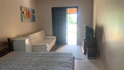 - une chambre avec un lit, un canapé et une télévision dans l'établissement Aguas de São Pedro lugar Familiar e Aconchegante, à São Pedro