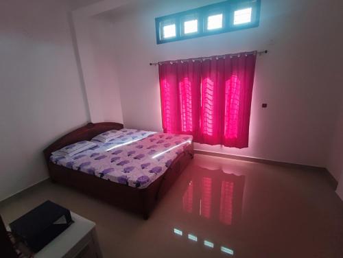 En eller flere senge i et værelse på Himanshu's place