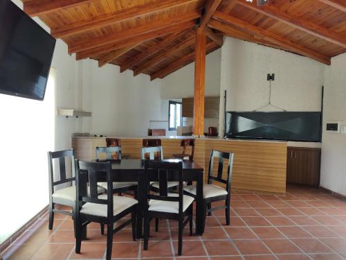 ein Esszimmer mit einem schwarzen Tisch und Stühlen in der Unterkunft Solares de Tanti in Tanti Nuevo