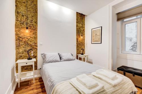 sypialnia z łóżkiem z dwoma ręcznikami w obiekcie Historical Gem in Baixa w Lizbonie