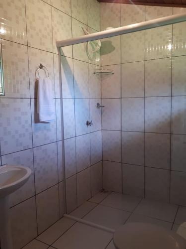 a bathroom with a shower and a sink at Casa da Jane in Paraty