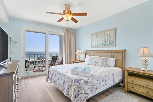 een slaapkamer met een bed en uitzicht op de oceaan bij Laketown Wharf 624 - Catch The Breeze in Panama City Beach