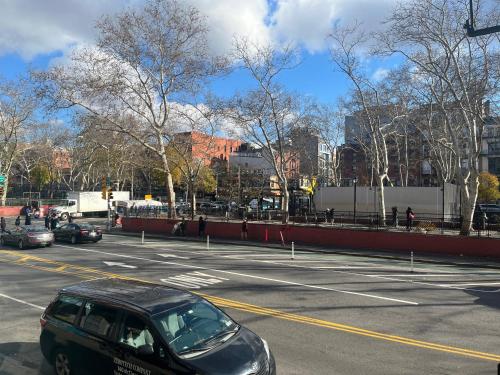 a black car driving down a city street at moon lotus abode(月蓮居) in New York