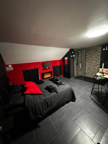 een slaapkamer met een bed met een rode muur bij Msroom in Le Val-dʼAjol