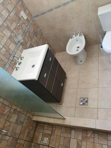 La salle de bains est pourvue d'un lavabo et de toilettes. dans l'établissement Casa om, à San Roque