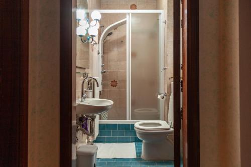 uma casa de banho com um WC, um lavatório e um chuveiro em La Terrazza di Laurino em Laurino