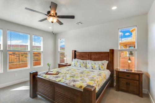 ein Schlafzimmer mit einem Bett und einem Deckenventilator in der Unterkunft Paseos 1121 Sleeps 15, Private Hot Tub, Near Sand Hollow, and Quail Lake in Washington