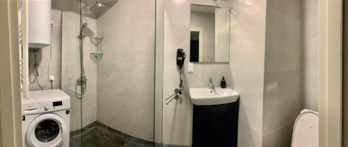 y baño con lavabo y lavadora. en Orbi Beach Tower, en Batumi