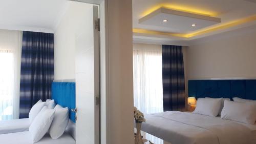 ein Schlafzimmer mit einem großen Bett und einem Fenster in der Unterkunft Mavili Suites in Bostancı