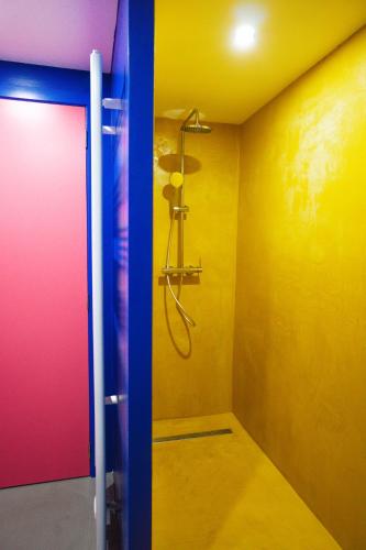 Un baño de Capsule Boogie-Woogie - JACUZZI - SAUNA - BILLARD - JEUX - ECRAN GÉANT - FILET SUSPENDU - NETFLIX