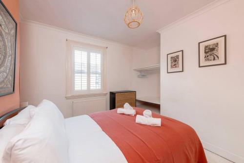 a bedroom with a bed with two towels on it at Two Bed House With Free Parking, near Train St. in Bath