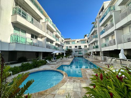 una piscina frente a dos edificios de apartamentos en Apartamento Beira Mar - Sea Front Apartment, en Río de Janeiro