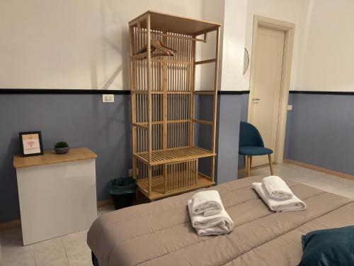 ein Schlafzimmer mit einem Bett mit zwei Handtüchern darauf in der Unterkunft FEEL - Bellavista Suites in Bergamo