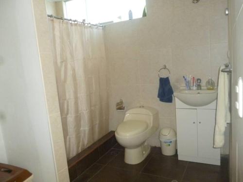 een badkamer met een toilet en een wastafel bij La mejor vista de la ciudad y el confort deseado!! in Arequipa