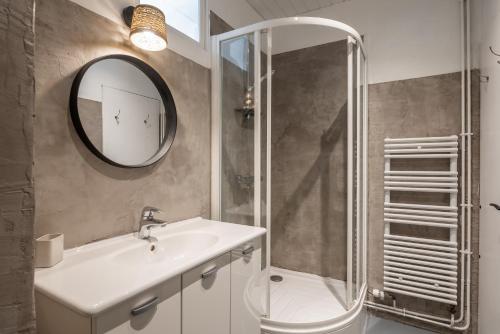a bathroom with a toilet and a sink and a mirror at Appartement spacieux et chaleureux coeur de ville in Chambéry