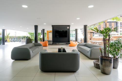 un soggiorno con divani e TV a schermo piatto di Mareiro Hotel a Fortaleza