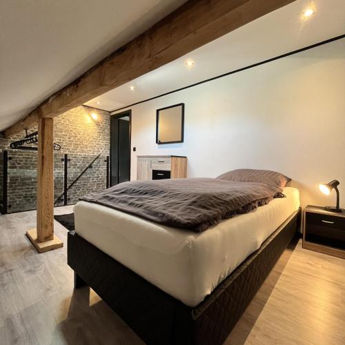 um quarto com uma cama grande num quarto em Le Ravel Maison em Burg-Reuland