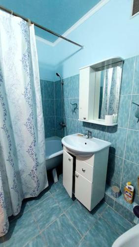 y baño con lavabo, espejo y ducha. en Аэропорт Астана 5 минут юг1 582 en Prigorodnyy