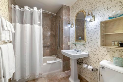 Ένα μπάνιο στο The Harraseeket Inn & Event House Freeport Downtown