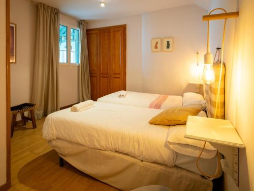 a bedroom with a large white bed in a room at Duplex Sierra Nevada - Montebajo - A pie de pista in Sierra Nevada