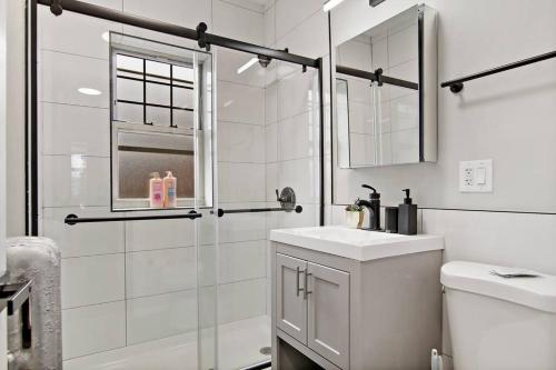 Koupelna v ubytování 2BR Charming and Spacious Apt in Chicago - Hartrey 3S