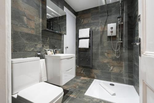 y baño con aseo, lavabo y ducha. en One Merewyke, en Bowness-on-Windermere