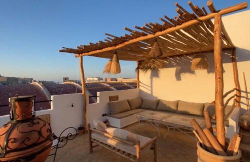 soggiorno con divano e pergolato di Riad D’AR GANne by Carole a Essaouira