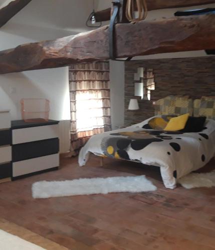 um quarto com um cobertor de vaca numa cama em Chambre d hôtes em Saint-Symphorien-dʼAncelles