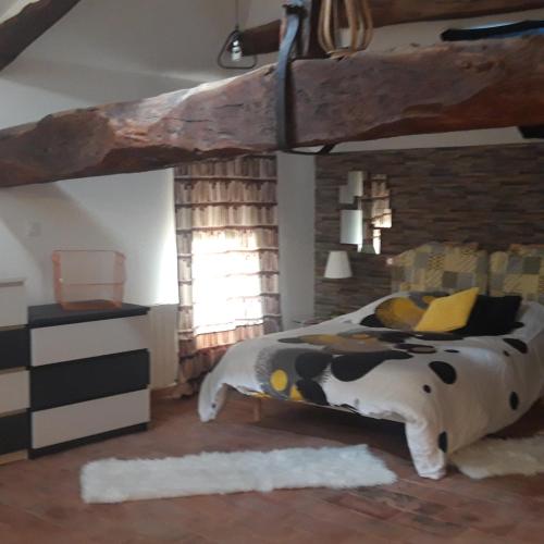 um quarto com uma cama de vaca e uma janela em Chambre d hôtes em Saint-Symphorien-dʼAncelles