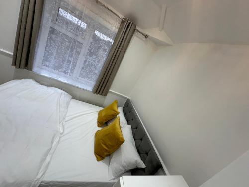 Кровать или кровати в номере 3rd Studio Flat With Private Toilet and Bathroom Setup For Family Enjoyment 134 Keedonwood Road Bromley