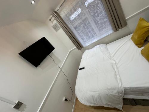 Кровать или кровати в номере 3rd Studio Flat With Private Toilet and Bathroom Setup For Family Enjoyment 134 Keedonwood Road Bromley