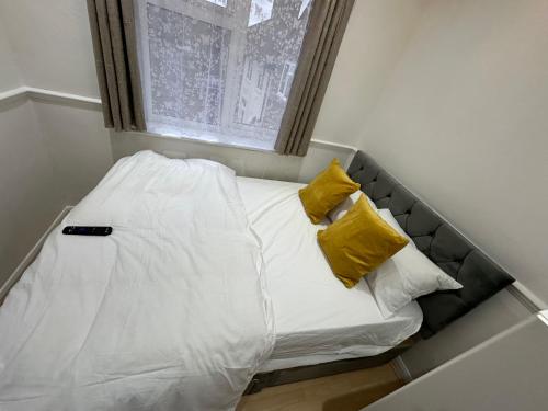 Кровать или кровати в номере 3rd Studio Flat With Private Toilet and Bathroom Setup For Family Enjoyment 134 Keedonwood Road Bromley