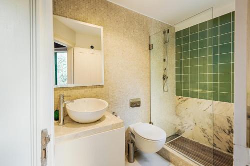 uma casa de banho com um lavatório, um WC e um chuveiro em Romantic Gem in Santos em Lisboa