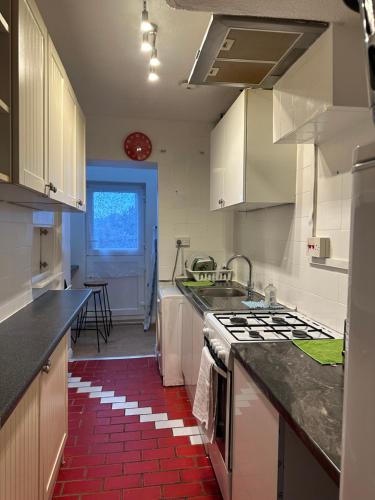 Кухня или мини-кухня в 3rd Studio Flat With Private Toilet and Bathroom Setup For Family Enjoyment 134 Keedonwood Road Bromley
