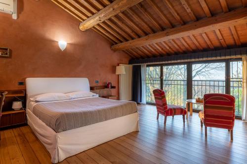 a bedroom with a bed and a table and chairs at Al Cantico in Mason Vicento