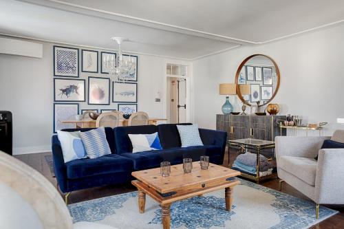 uma sala de estar com um sofá azul e uma mesa em Master Deco Gem in Baixa em Lisboa